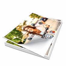 Folhas de impressão em papel adesivo fotográfico A4 com foto de mulher em scooter.