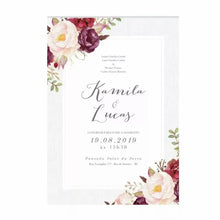 Convite de casamento personalizado impresso em papel vergê texturizado com flores nas bordas.