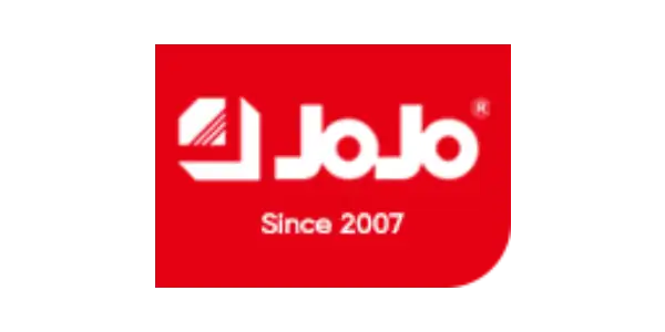 Logotipo retangular vermelho com o nome da marca branco “jojo” e um elemento gráfico estilizado, com texto abaixo escrito “desde 2007”.