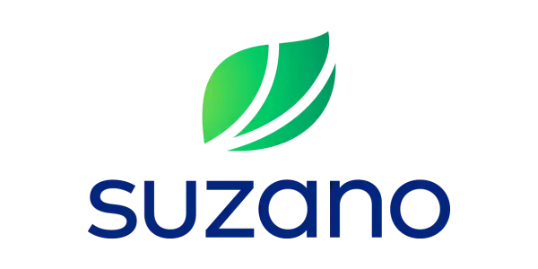 Logo verde em formato de folha com linhas prateadas e a palavra “suzano” em letras azuis em negrito abaixo.